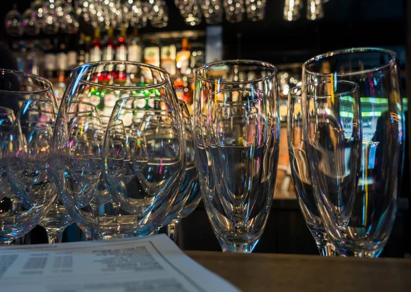 แก้วไวน์เปล่าในบาร์ — ภาพถ่ายสต็อก