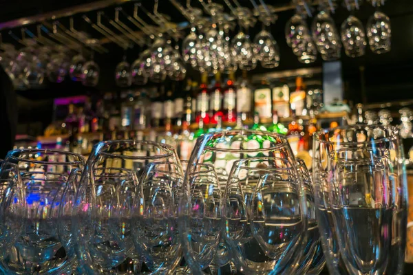 แก้วไวน์เปล่าในบาร์ — ภาพถ่ายสต็อก