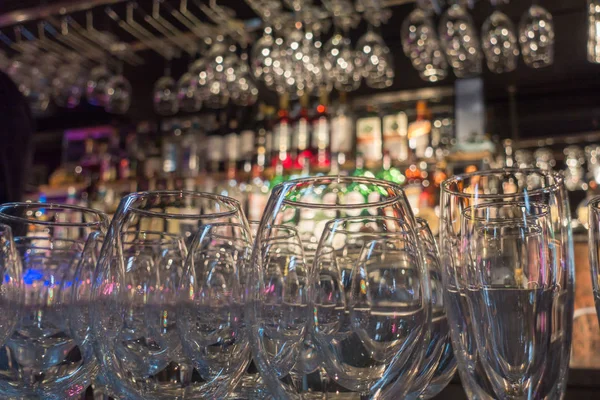 Copos de vinho vazios no bar — Fotografia de Stock