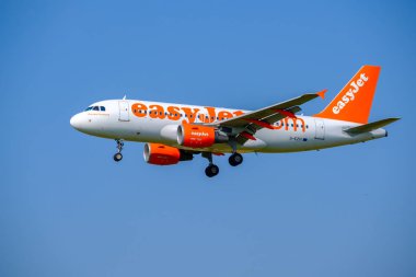 Easyjet havayolu şirketi uçak inişe hazırlanıyor