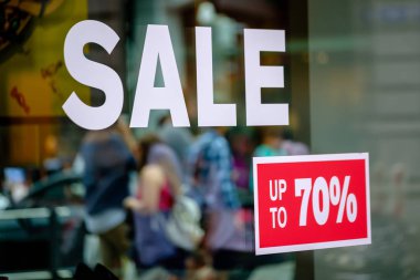 Bir ayakkabı mağazasında yazıt satışı yüzde 70