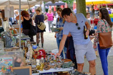 Adam bit pazarında eski antika şeyler satıyor.