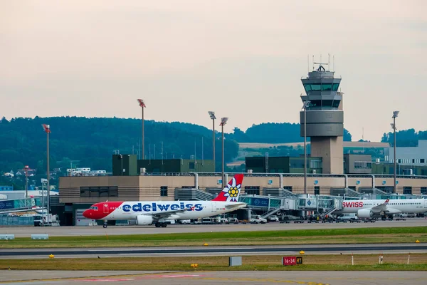 Aeroporto di Zurigo edificio paesaggio esterno durante il giorno — Foto Stock