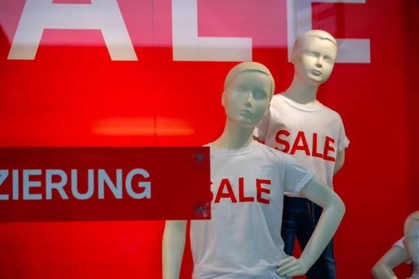 Mannequins in a window of a clothing store — Stock Photo, Image