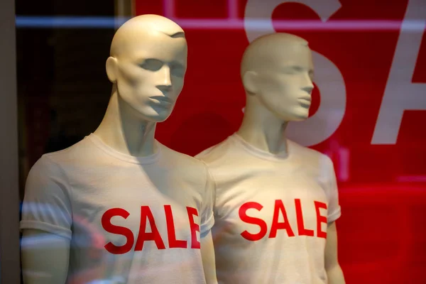 Mannequins dans une fenêtre d'un magasin de vêtements — Photo