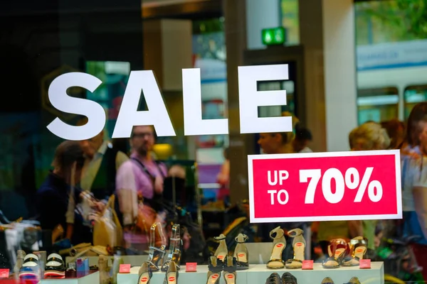 Opschrift Sale 70 procent in een schoenenwinkel — Stockfoto