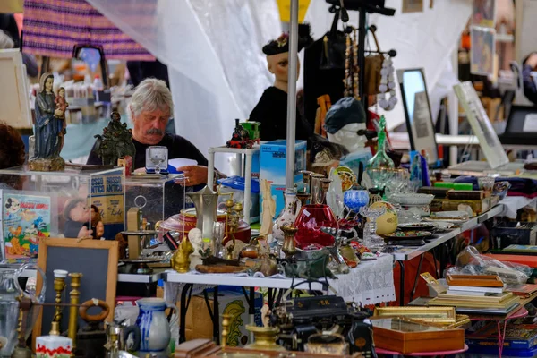 Man sells old antique things at a flea market — Stock Photo, Image