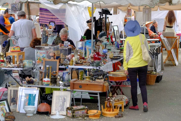 Man sells old antique things at a flea market — Stock Photo, Image
