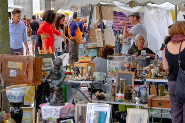 Man sells old antique things at a flea market — Stock Photo, Image