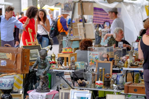 El hombre vende cosas antiguas en un mercadillo — Foto de Stock