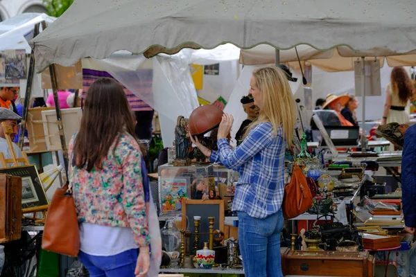 Man sells old antique things at a flea market — Stock Photo, Image