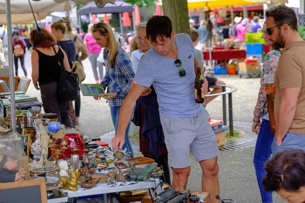 Man sells old antique things at a flea market — Stock Photo, Image