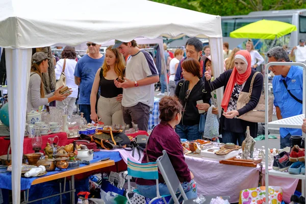 L'uomo vende vecchie cose antiche in un mercatino delle pulci — Foto Stock