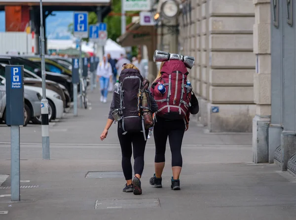 Twee vrouwelijke Backpackers Walking Down Street in de stad — Stockfoto