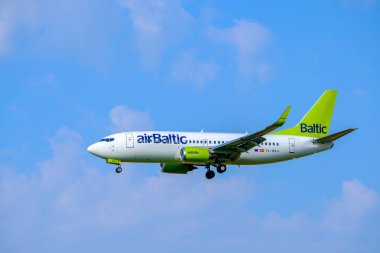 Easyjet havayolu şirketi uçak inişe hazırlanıyor