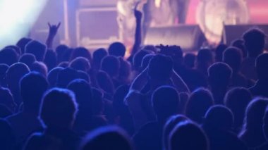Taraftar kalabalığı açık hava rock konserinde tezahürat yapıyor
