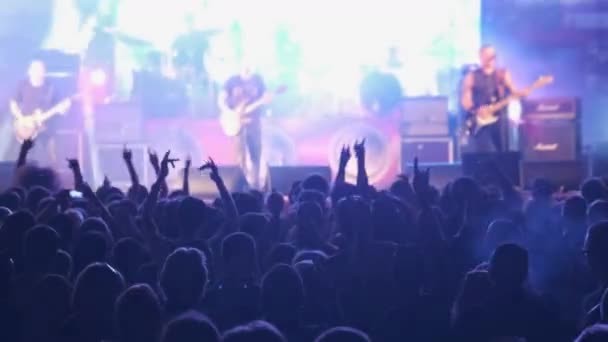 Το πλήθος των θαυμαστών ζητωκραυγάζει στην ανοιχτή ροκ συναυλία — Αρχείο Βίντεο