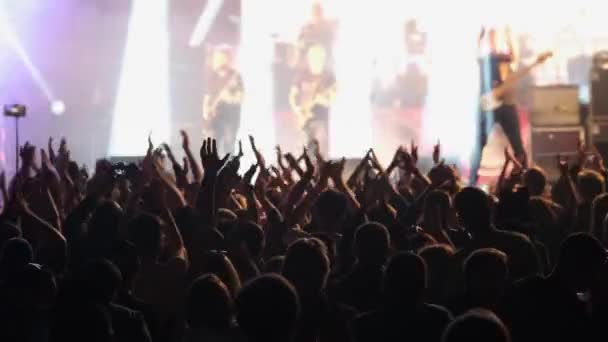 Multidão de fãs estão a aplaudir no concerto de rock ao ar livre — Vídeo de Stock