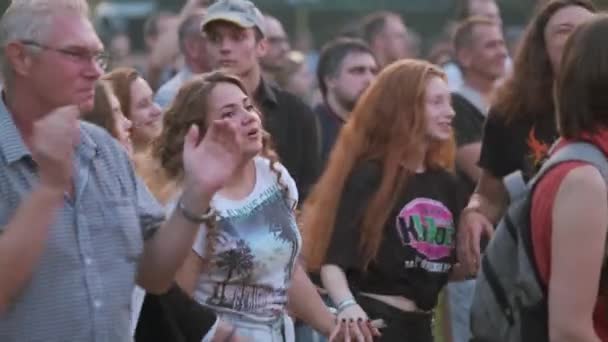 Tiener meisjes juichen bij open air rock concert — Stockvideo