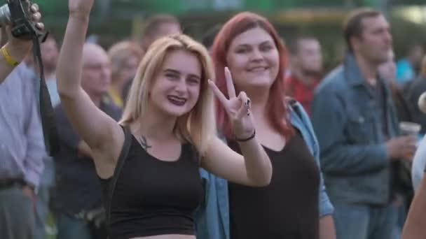 Tinédzser lányok ujjongott szabadtéri rock koncert — Stock videók