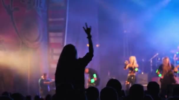 Натовп шанувальників аплодують на відкритому повітрі рок-концерт — стокове відео