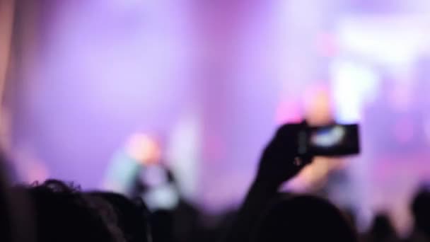 Ventilador de concierto de rock hace gesto de cuerno — Vídeo de stock