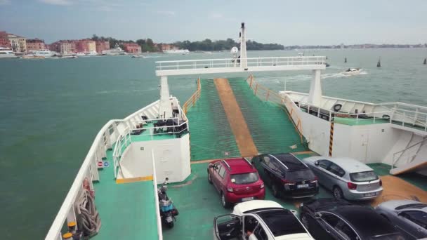 Coches son transportados en ferry a Lido — Vídeo de stock