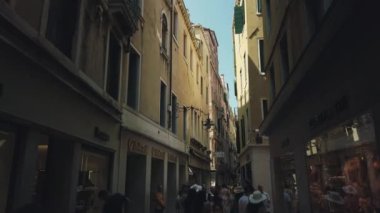 Eski Venezia şehir gezi lerinde yürüyen turistler