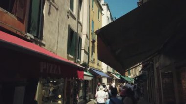 Eski Venezia şehir gezi lerinde yürüyen turistler