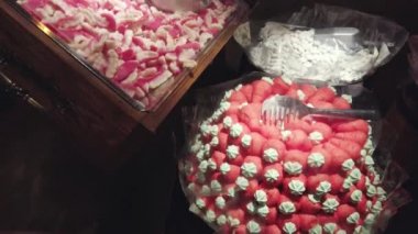 Tatlı bir mağazada çiğneme marmelat çeşitleri