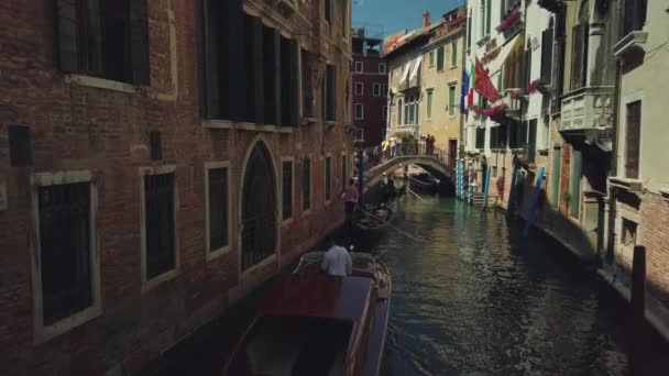 Turisté chodící ve starém městě Venezia, vyhlídkové památky — Stock video