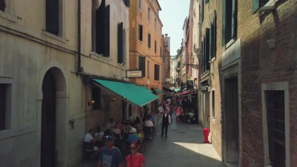 Turisté chodící ve starém městě Venezia, vyhlídkové památky — Stock video