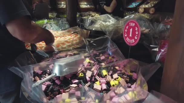 Surtido de mermelada de mascar en una tienda de dulces — Vídeo de stock