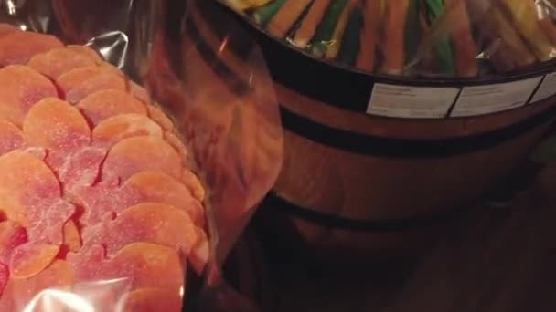 Sortimento de marmelada mastigatória em uma loja de doces — Vídeo de Stock