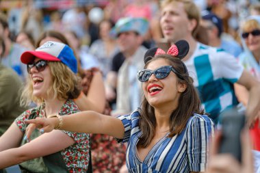 Kızlar, açık hava müzik festivalinde müzisyen performansına duygusal tepki