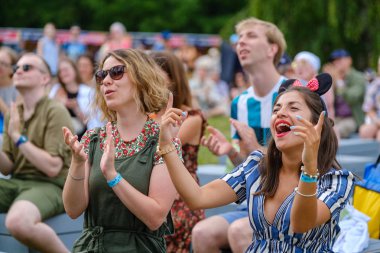 Kızlar, açık hava müzik festivalinde müzisyen performansına duygusal tepki