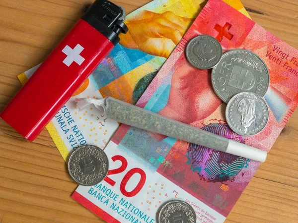 Bankovky, zapalovače a spoje švýcarské Frank s marihuanou. — Stock fotografie