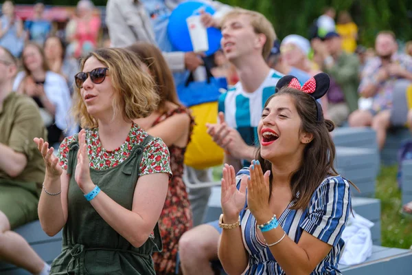Meninas reagem emocionalmente ao desempenho do músico no festival de música ao ar livre — Fotografia de Stock