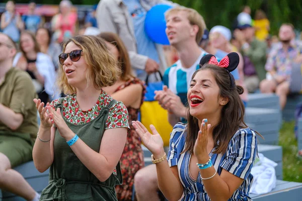 Meninas reagem emocionalmente ao desempenho do músico no festival de música ao ar livre — Fotografia de Stock