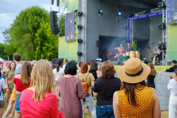 カップルは野外音楽祭でコンサートを見ています — ストック写真