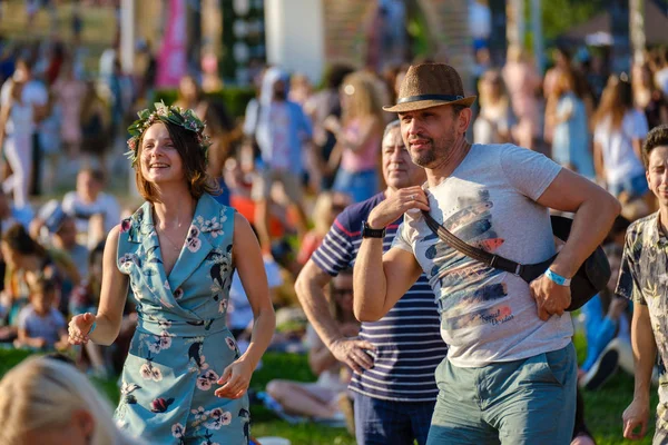 La gente asiste al concierto al aire libre en el Festival Internacional de Jazz "Usadba Jazz" en Kolomenskoe Park — Foto de Stock