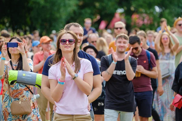 Lidé navštěvují koncert pod širým vzduchem na mezinárodním jazzovém festivalu "" "v Kolomenskoe parku — Stock fotografie