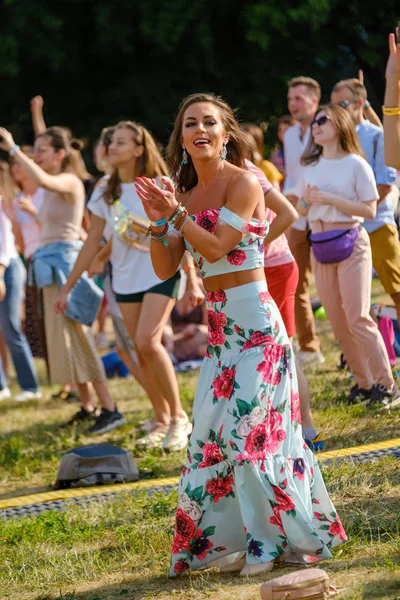 Mujer joven bailando en el festival de música al aire libre — Foto de Stock