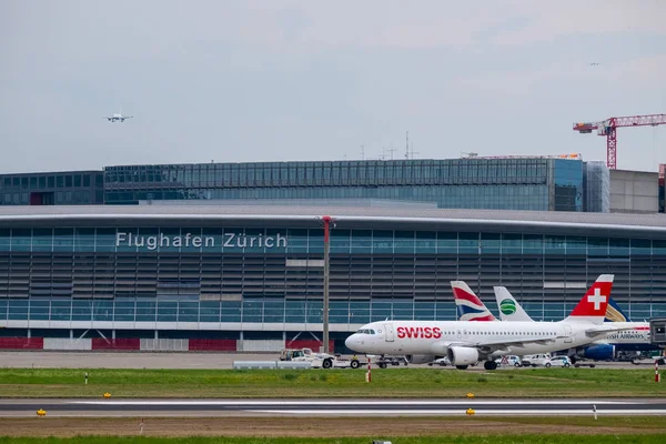 Aeroporto di Zurigo edificio paesaggio esterno durante il giorno — Foto Stock