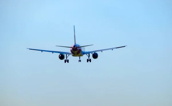 Avion de passagers dans le ciel bleu — Photo