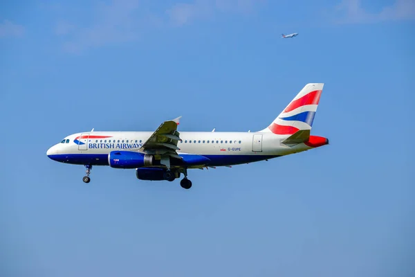 Compañía aérea British Airways aterrizaje en aeropuerto — Foto de Stock