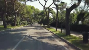 Pov güneşli gündüz Lido adada araba sürme