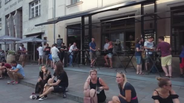 Mensen ontspannen op straat in de buurt van café — Stockvideo