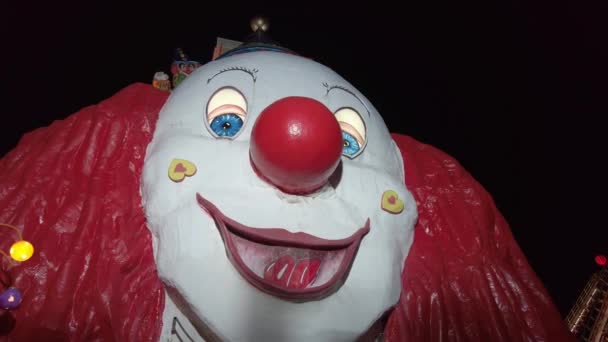 Страшный клоун в парке развлечений Пратера ночью — стоковое видео
