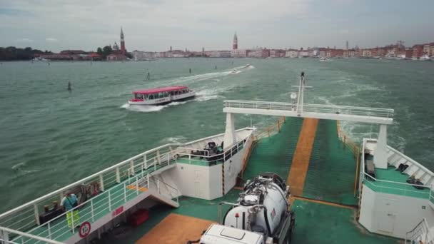 Coches son transportados en ferry a Lido — Vídeos de Stock